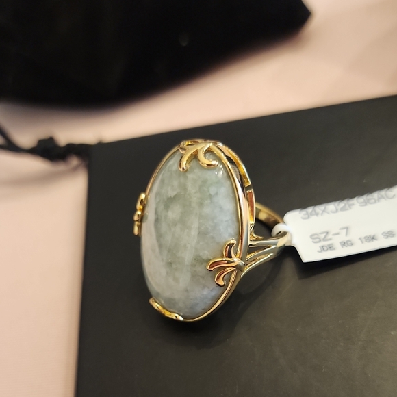 Elegant Gold and Green Stone Ring - Picture 1 of 3